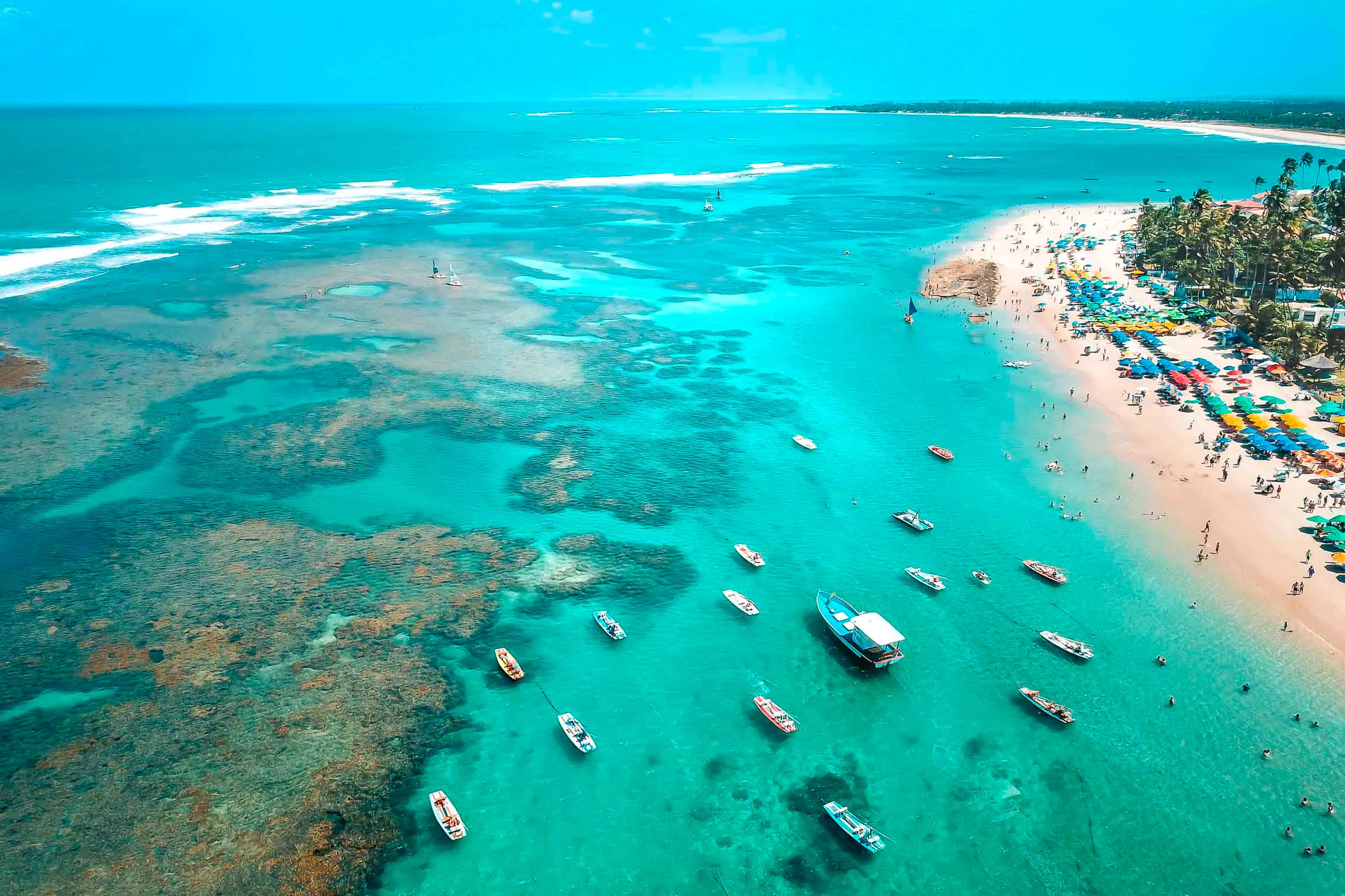 Porto de Galinhas com piscinas naturais e coqueiros